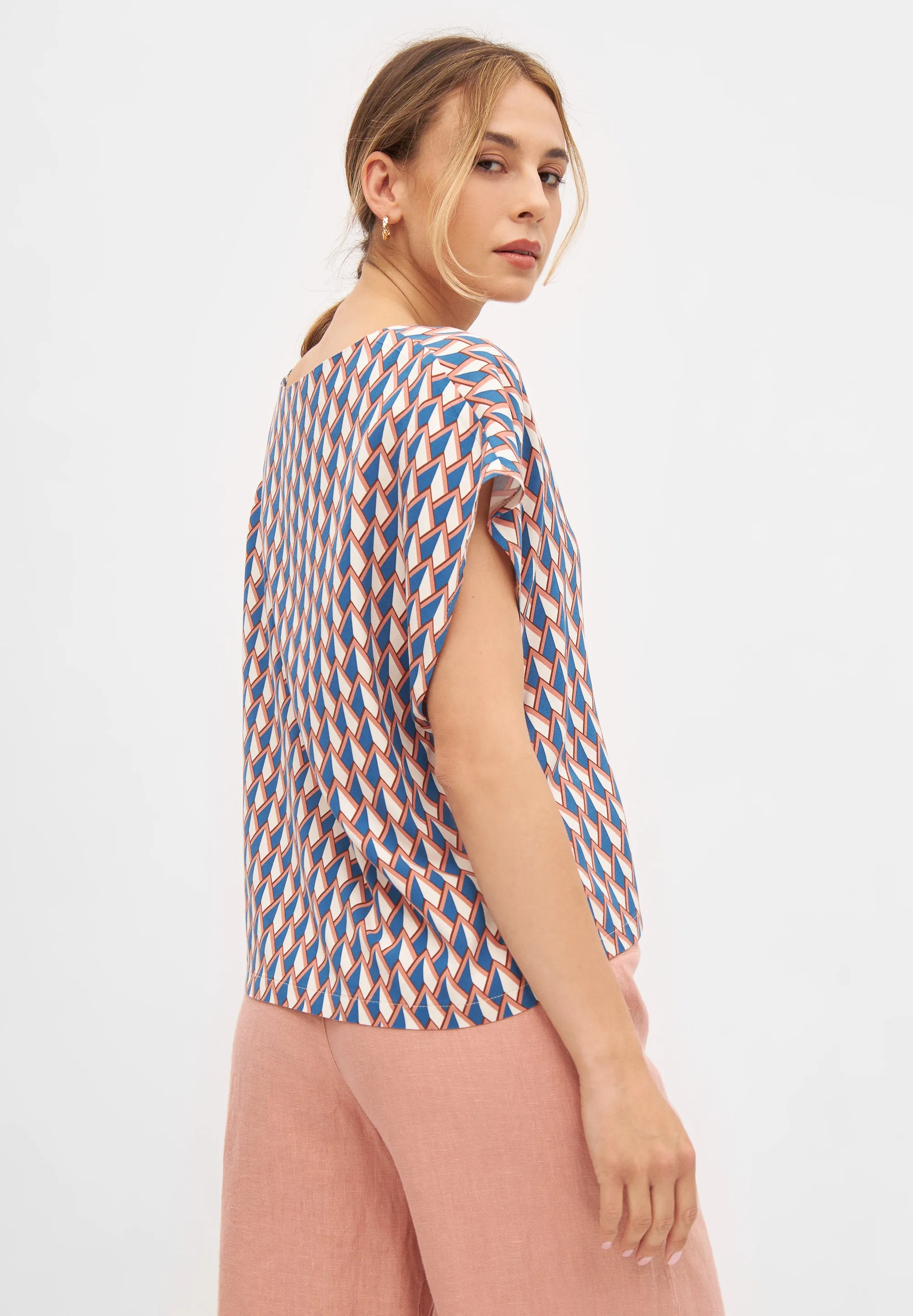 Blusenshirt RUBY aus LENZING ECOVERO - Terracotta / Blue (Geometric)