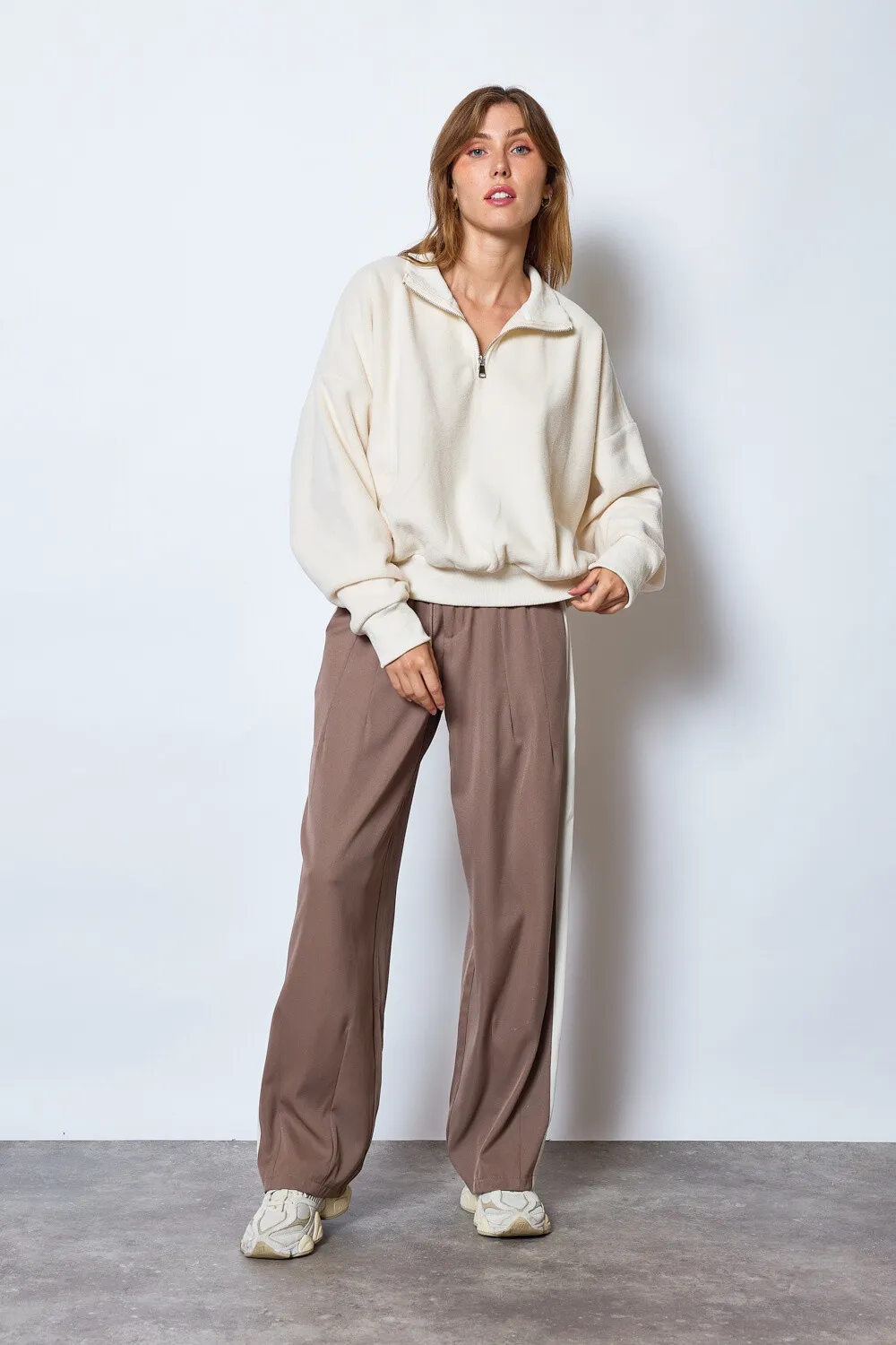 Cremefarbenes Sweatshirt aus weichem Molton ist der perfekte Verbündete für einen bequemen