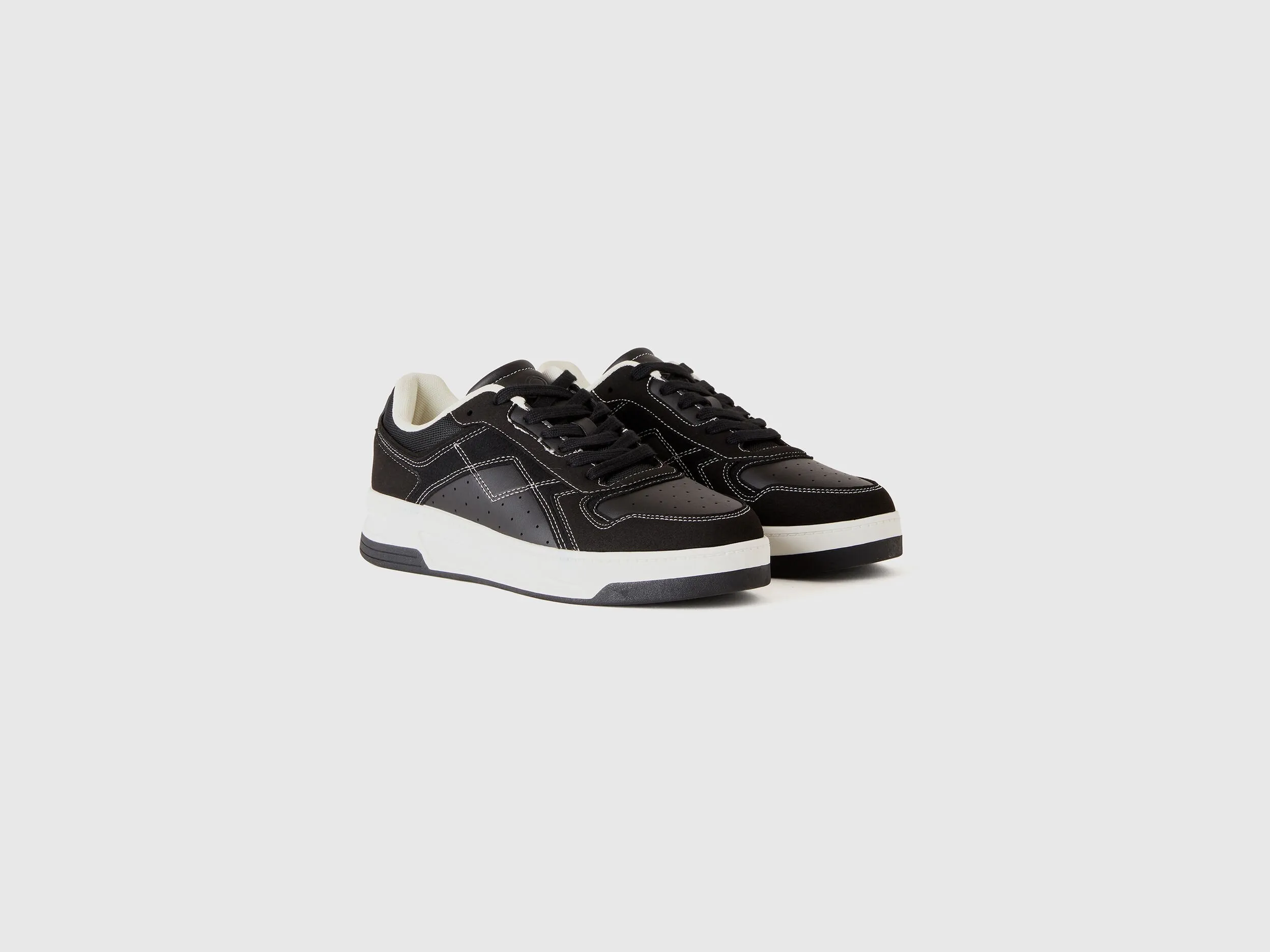 Flache Sneakers in Wildlederoptik