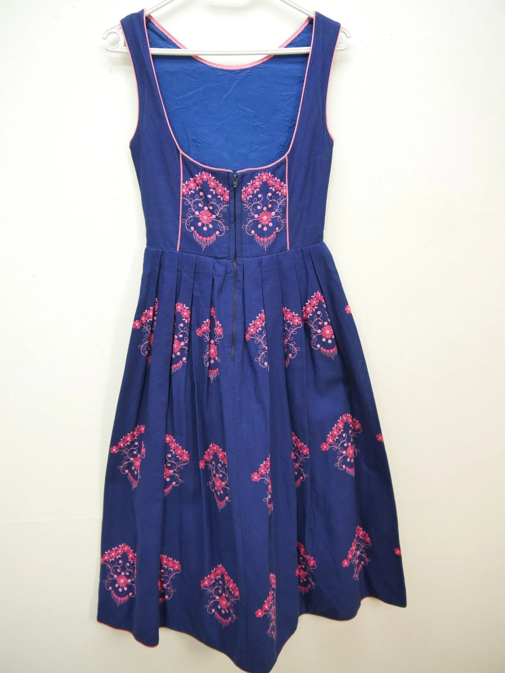 Handarbeit blau mit Balkonett und Stickerei tolles Dirndl ohne Schürze Gr.32