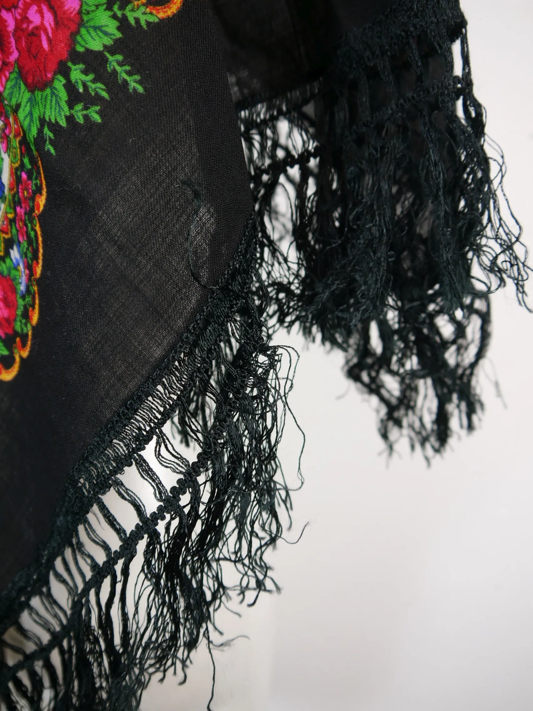 Handbedrucktes Trachtentuch schwarz Kaschmir Wolle Schultertuch mit Blumenmuster
