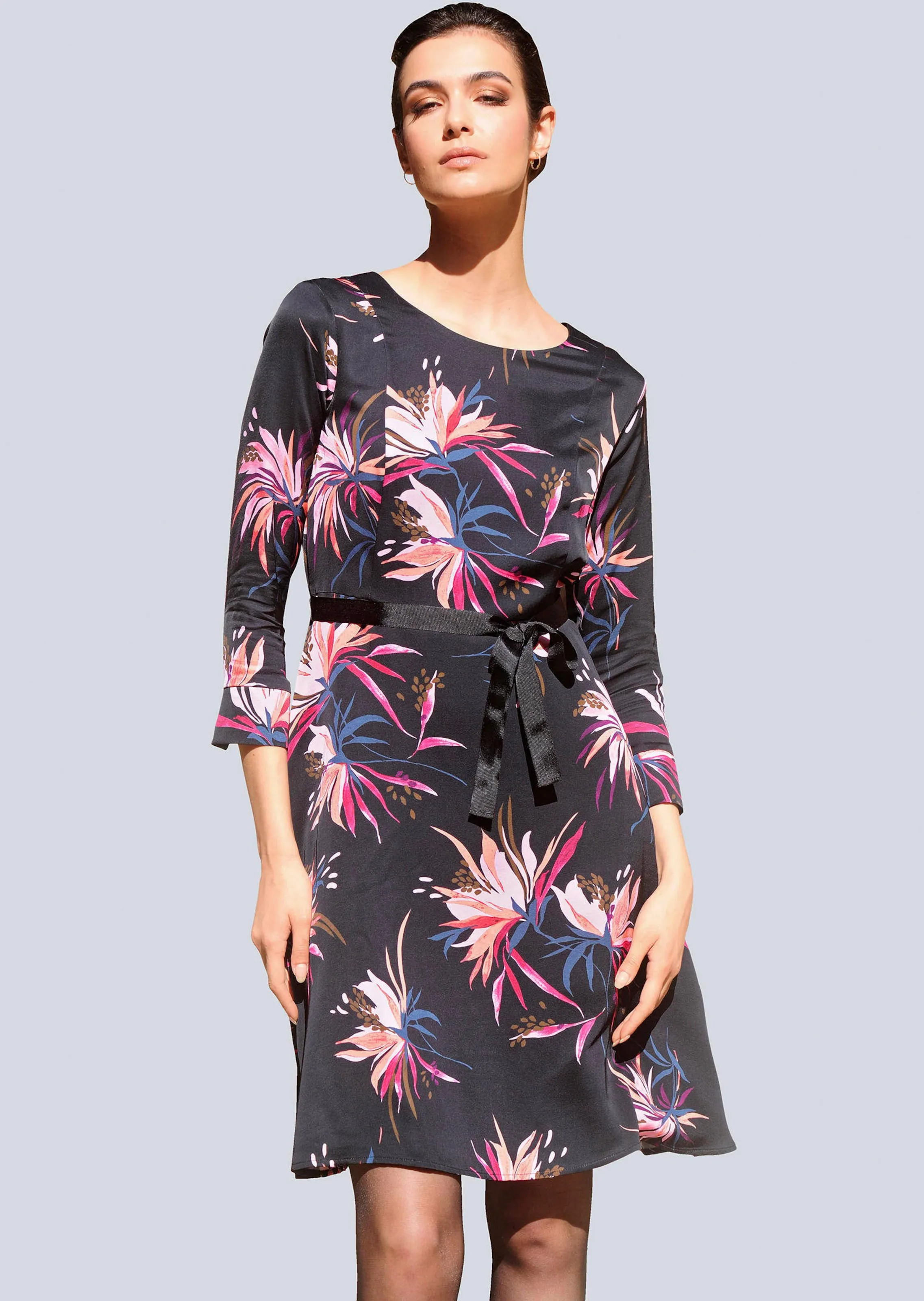 Kleid mit Bindegürtel