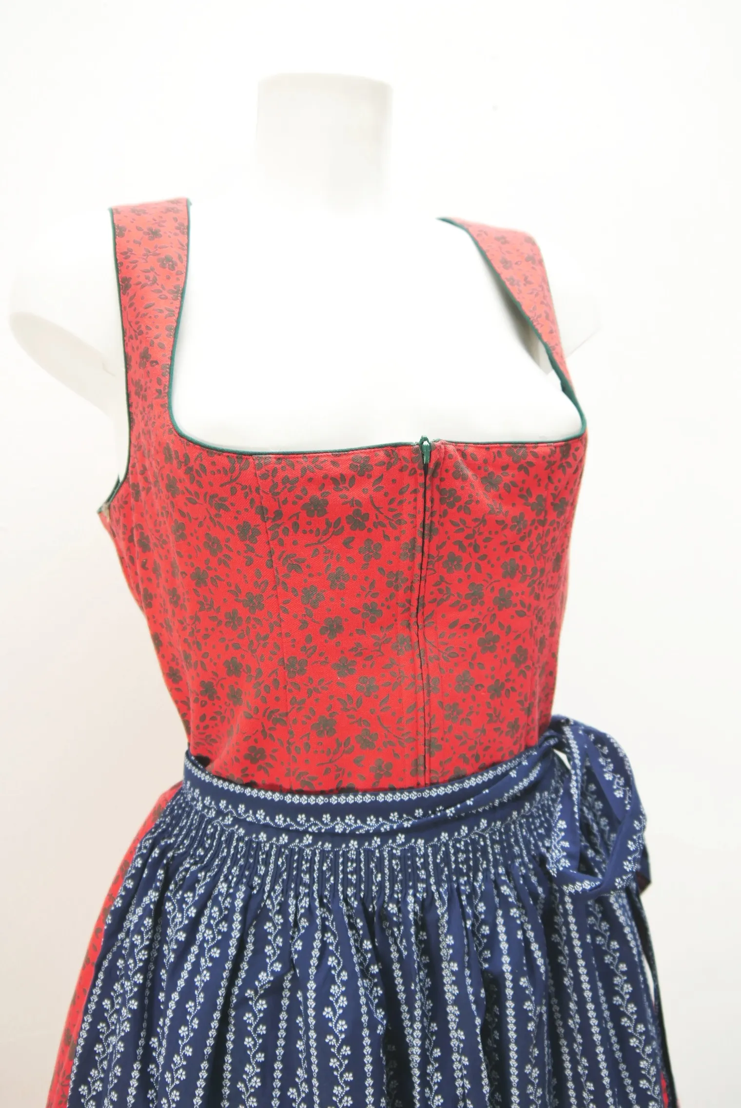 Langes Dirndl neuwertig Baumwolle helles rot 90er Vintage mit Schürze Gr.38