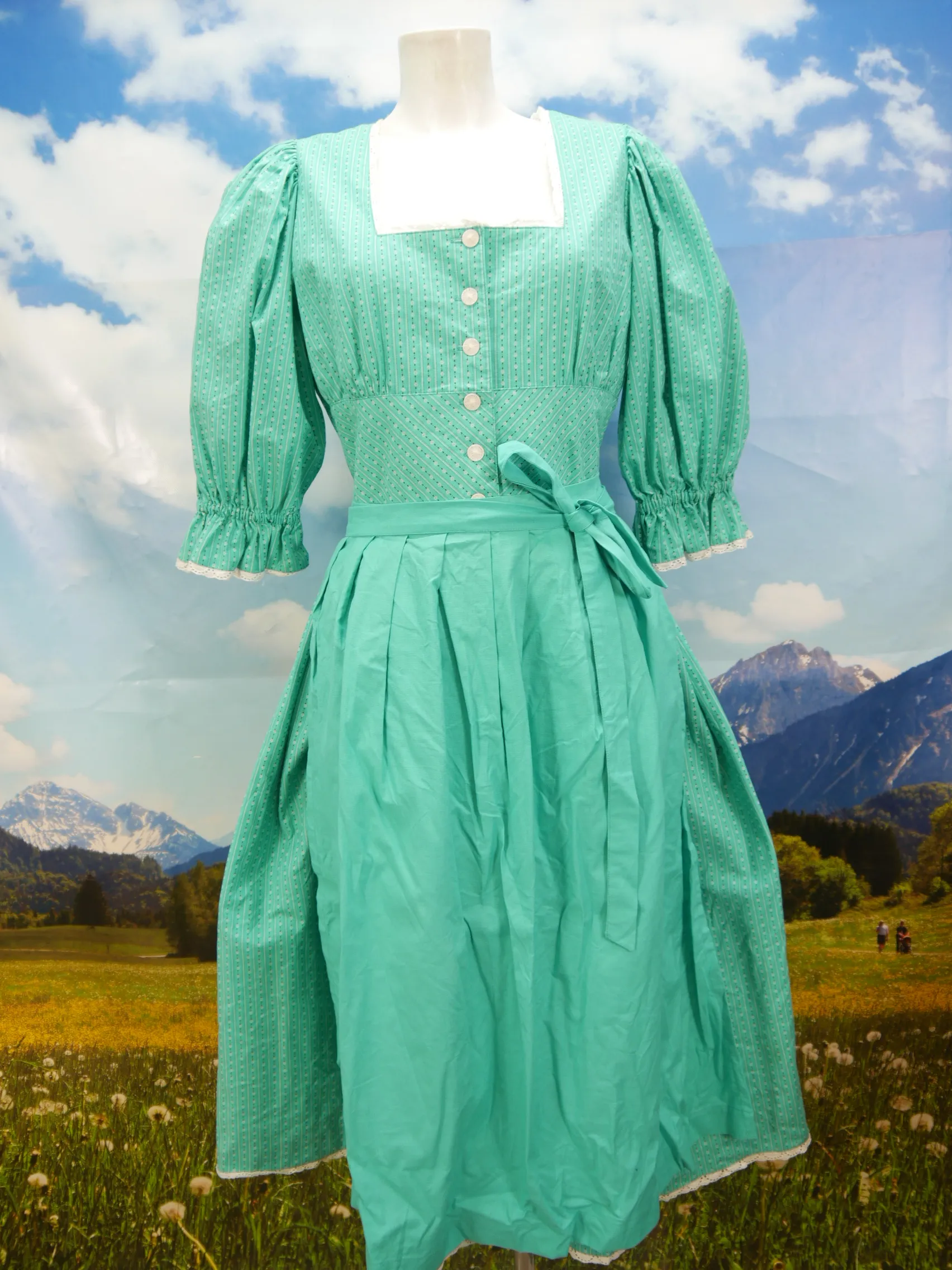Oberland Baumwolle grün mit Spitze fesches Dirndl mit Schürze Gr.44