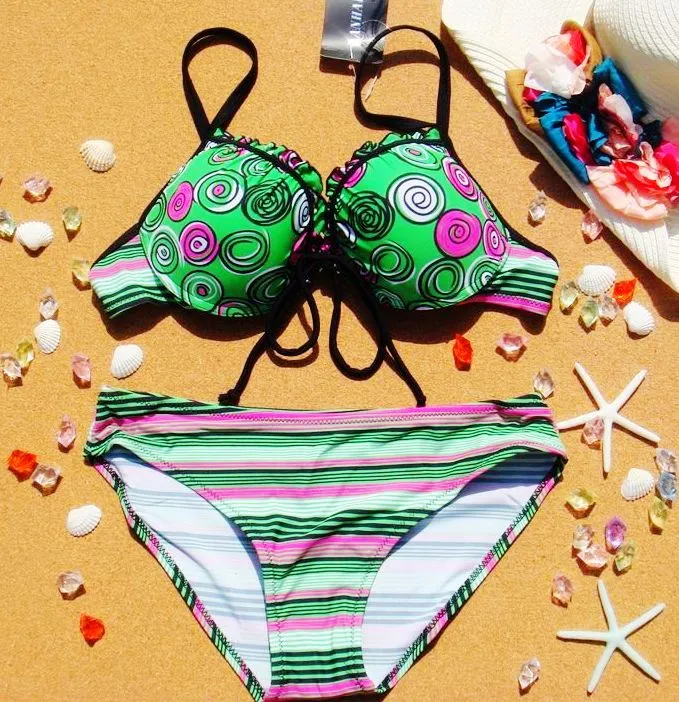 Reizvoller Badeanzug Bikini mit einzigartiger Geometrie