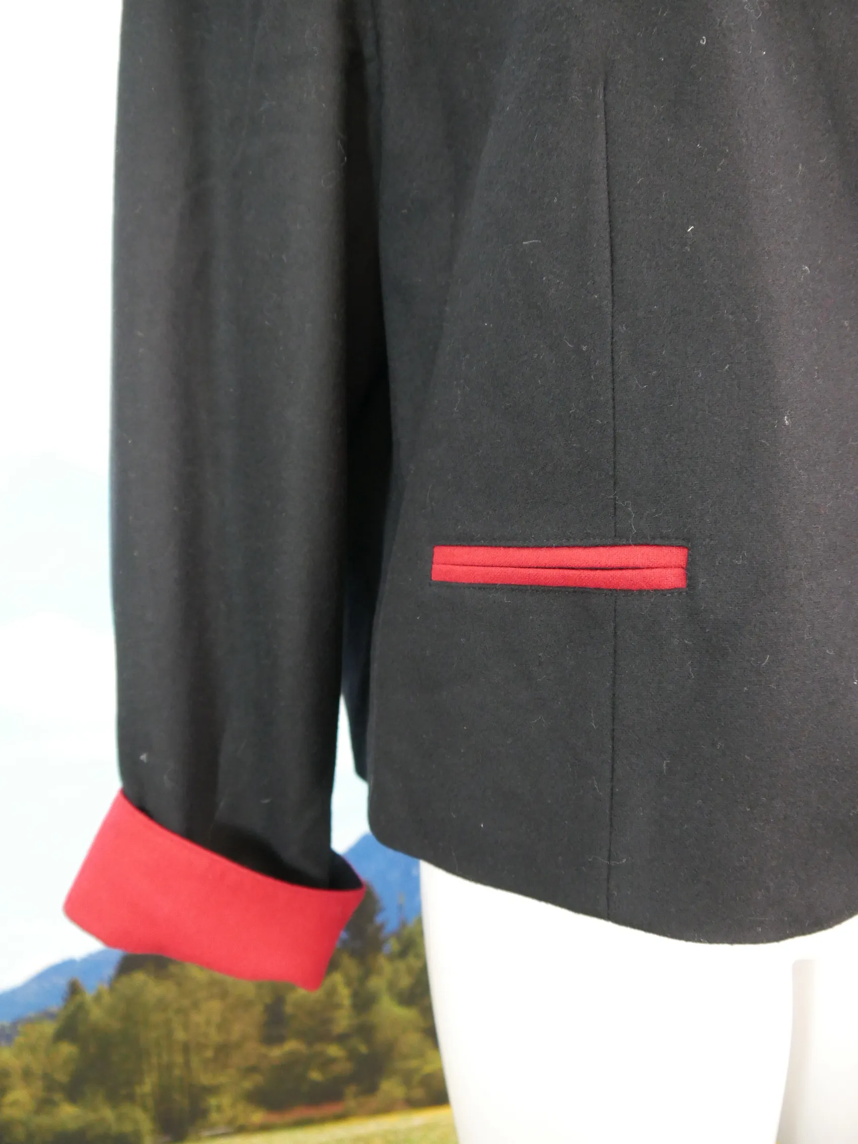 Trachten mit Herz schwarz mit Rosenstickerei süße Trachtenjacke Jacke Gr.44