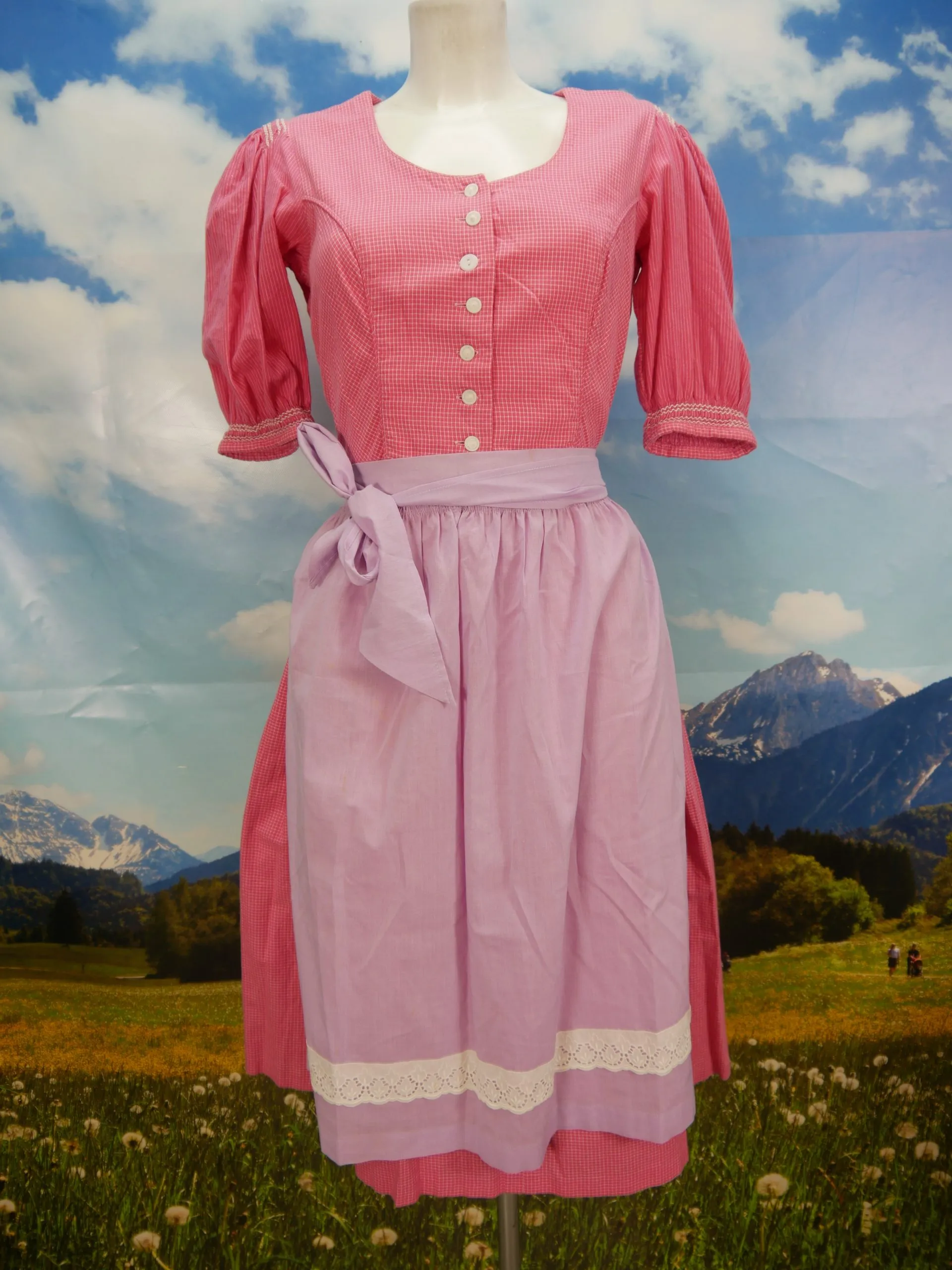 Traditionell fein kariert kurze Puffärmel süßes Dirndl in rosa mit Schürze Gr.38