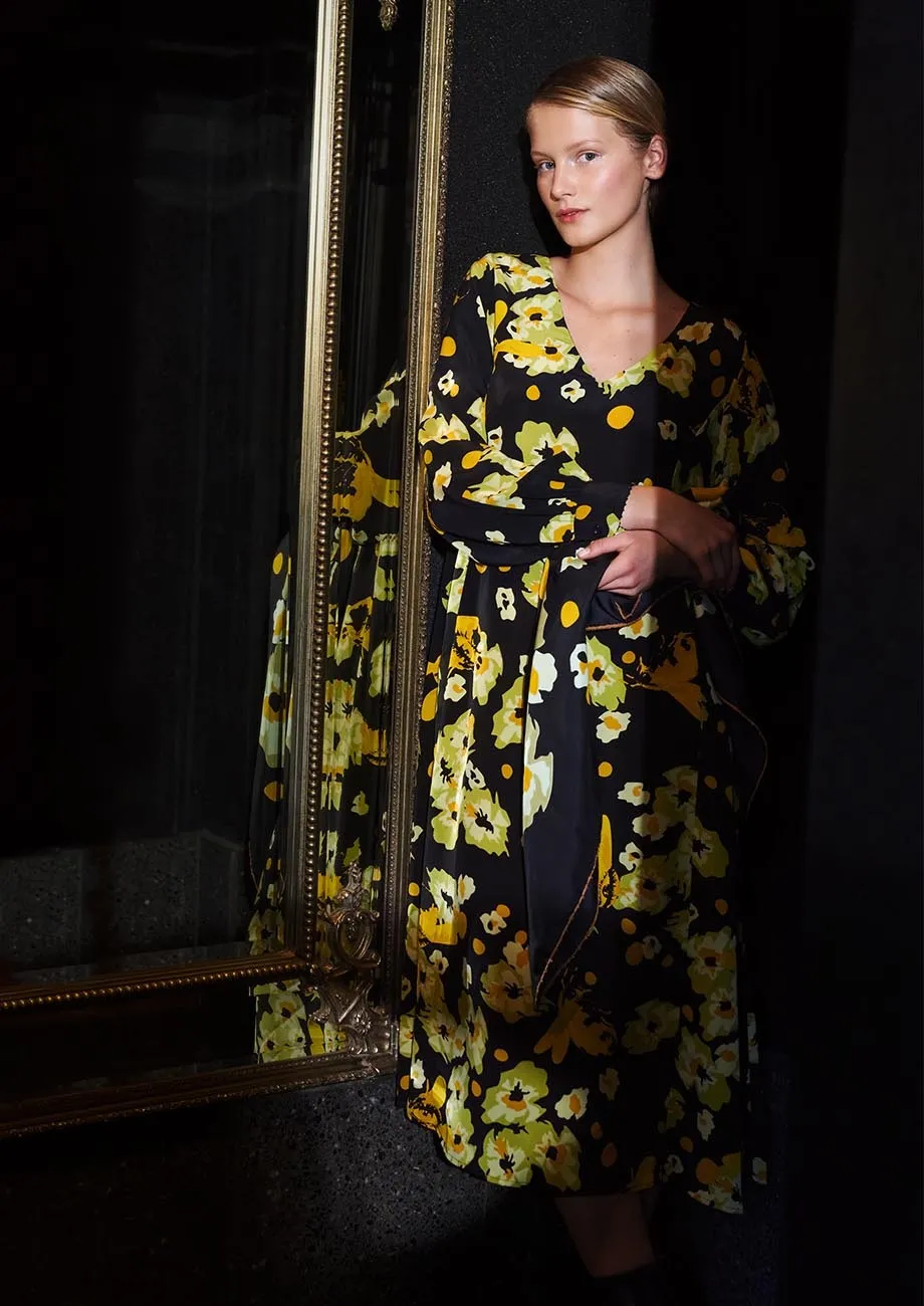 V-NECK-MIDI SEIDENKLEID - SCHWARZE BLUMEN