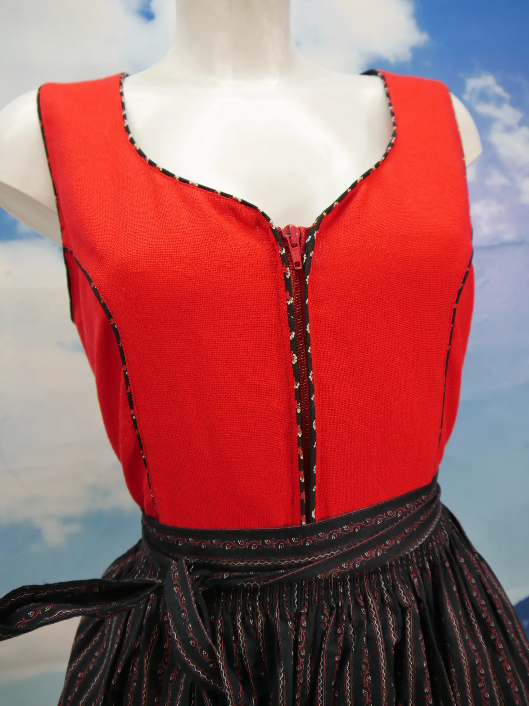 Wunderschön mit Herzenausschnitt Wienernaht fesches Dirndl mit Schürze Gr.42